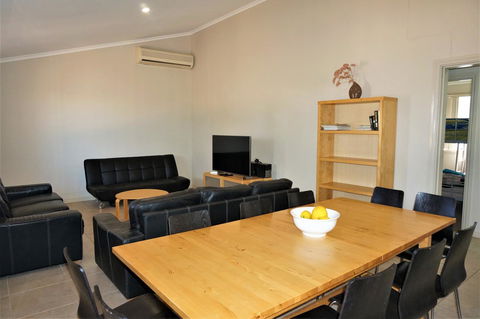 9 Krait Street - Perfect For Large Groups Or Families Alike - Tourism Caloundra 3