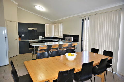 9 Krait Street - Perfect For Large Groups Or Families Alike - Tourism Caloundra 4