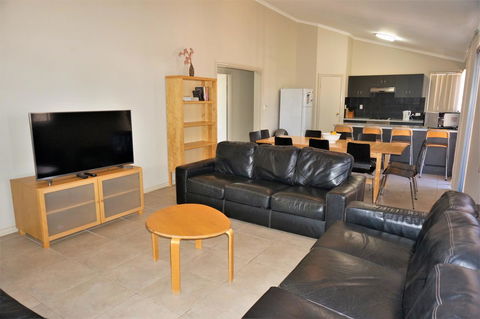 9 Krait Street - Perfect For Large Groups Or Families Alike - Tourism Caloundra 2