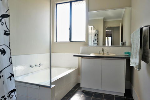 9 Krait Street - Perfect For Large Groups Or Families Alike - Tourism Caloundra 11