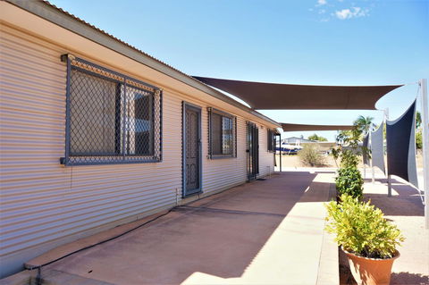 9 Krait Street - Perfect For Large Groups Or Families Alike - Tourism Caloundra 1
