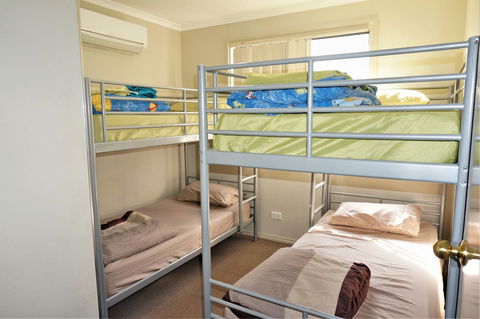 9 Krait Street - Perfect For Large Groups Or Families Alike - Tourism Caloundra 9