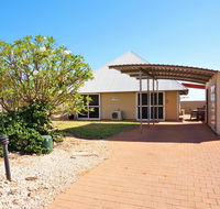 Osprey Holiday Village Unit 104 - Luxury spa bath with a view - Tourism Caloundra