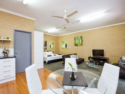 Garden Studio - Tourism Caloundra 4