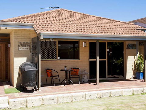Garden Studio - Tourism Caloundra 0