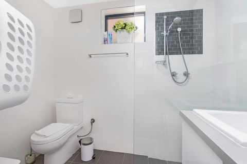 Gorgeous 26 1 Bed Designer Fitout Perfect Location - Tourism Caloundra 42