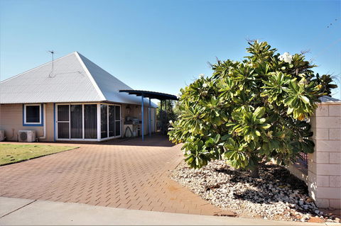 Osprey Holiday Village Unit 113 2 Bedroom - Tourism Caloundra 0