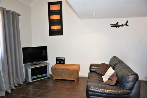 Osprey Holiday Village Unit 113 2 Bedroom - Tourism Caloundra 2