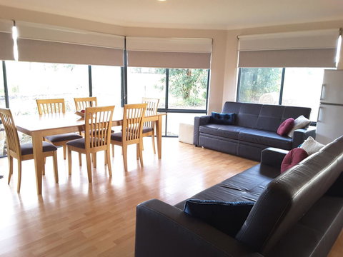 Cosy Corner Chalets - Tourism Caloundra 0