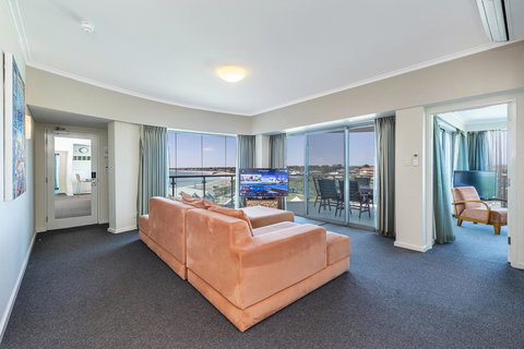 A 406 FANTASTIC OCEAN BEACH And MARINA VIEW APT - MANDURAH - Tourism Caloundra 0