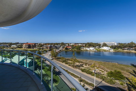 A 406 FANTASTIC OCEAN BEACH And MARINA VIEW APT - MANDURAH - Tourism Caloundra 11
