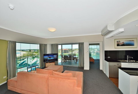 A 406 FANTASTIC OCEAN BEACH And MARINA VIEW APT - MANDURAH - Tourism Caloundra 10