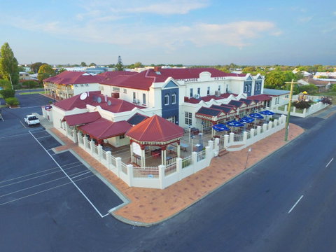 Esplanade Hotel Busselton - Tourism Caloundra 13
