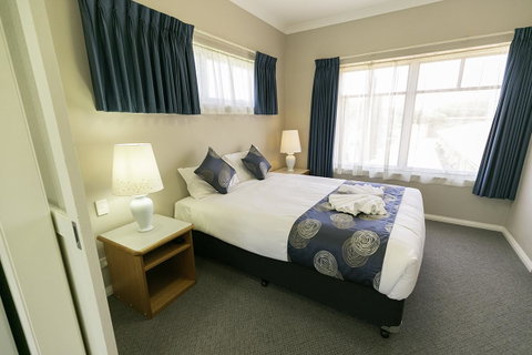 Esplanade Hotel Busselton - Tourism Caloundra 1