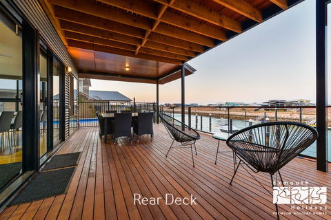 8 Kestrel Place - PRIVATE JETTY & POOL - Tourism Caloundra 15