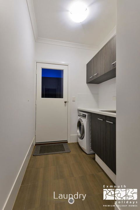 8 Kestrel Place - PRIVATE JETTY & POOL - Tourism Caloundra 14