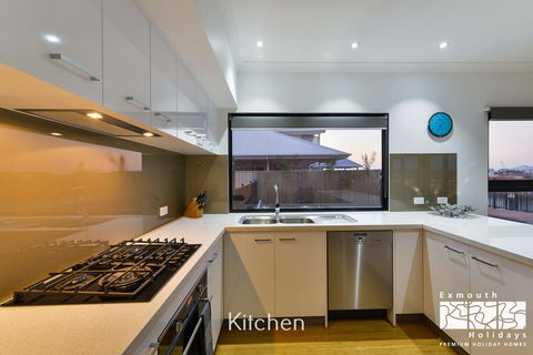 8 Kestrel Place - PRIVATE JETTY & POOL - Tourism Caloundra 5