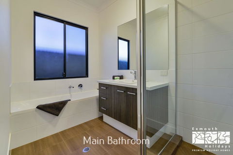 8 Kestrel Place - PRIVATE JETTY & POOL - Tourism Caloundra 13