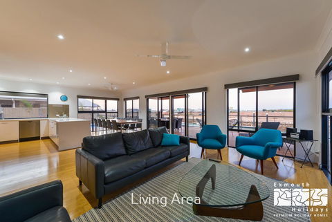 8 Kestrel Place - PRIVATE JETTY & POOL - Tourism Caloundra 1