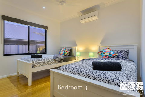 8 Kestrel Place - PRIVATE JETTY & POOL - Tourism Caloundra 11