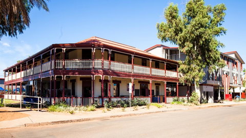 Beadon Bay Hotel - Tourism Caloundra 0
