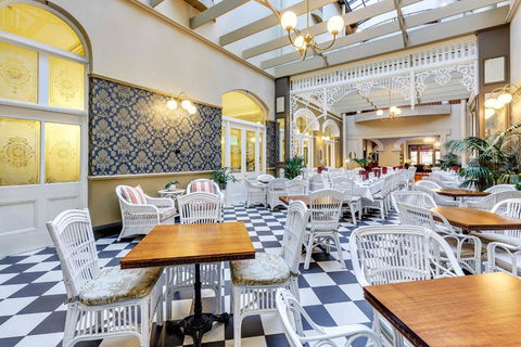 Hadley\'s Orient Hotel - Tourism Caloundra 1