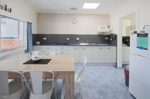 Georges Bay Apartments - Tourism Caloundra 36