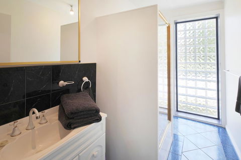 Georges Bay Apartments - Tourism Caloundra 30