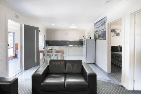 Georges Bay Apartments - Tourism Caloundra 34