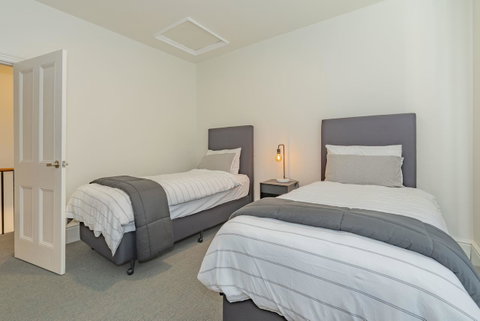 4 Bedroom House - Hobart CBD - Free Parking - Free WIFI - Tourism Caloundra 13
