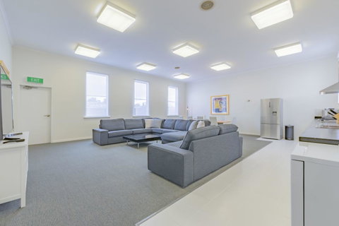 4 Bedroom House - Hobart CBD - Free Parking - Free WIFI - Tourism Caloundra 9