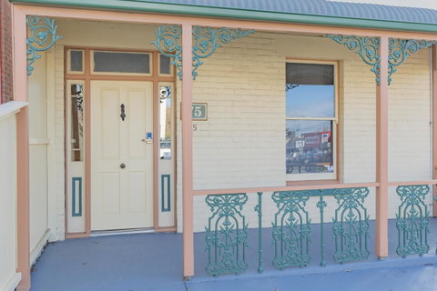4 Bedroom House - Hobart CBD - Free Parking - Free WIFI - Tourism Caloundra 25