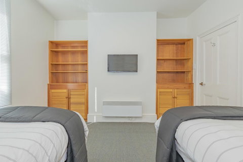 4 Bedroom House - Hobart CBD - Free Parking - Free WIFI - Tourism Caloundra 15