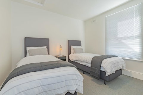 4 Bedroom House - Hobart CBD - Free Parking - Free WIFI - Tourism Caloundra 23