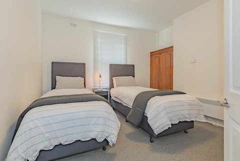 4 Bedroom House - Hobart CBD - Free Parking - Free WIFI - Tourism Caloundra 3