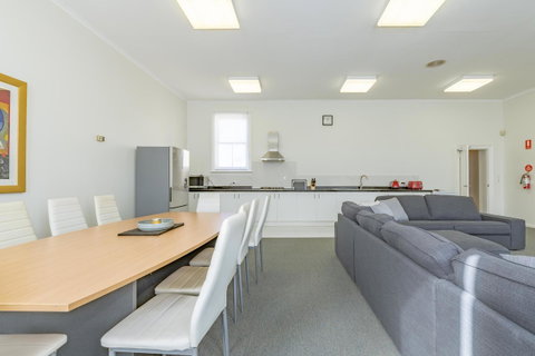 4 Bedroom House - Hobart CBD - Free Parking - Free WIFI - Tourism Caloundra 16