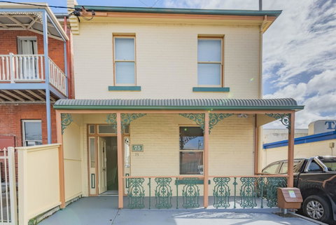 4 Bedroom House - Hobart CBD - Free Parking - Free WIFI - Tourism Caloundra 14