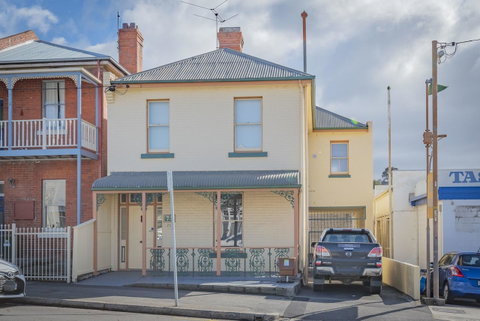 4 Bedroom House - Hobart CBD - Free Parking - Free WIFI - Tourism Caloundra 5