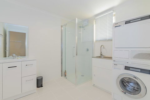 4 Bedroom House - Hobart CBD - Free Parking - Free WIFI - Tourism Caloundra 4