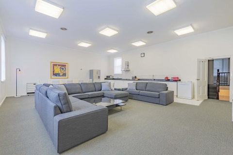 4 Bedroom House - Hobart CBD - Free Parking - Free WIFI - Tourism Caloundra 17