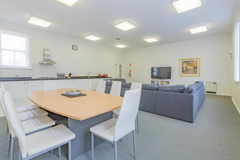 4 Bedroom House - Hobart CBD - Free Parking - Free WIFI - Tourism Caloundra 0