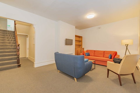 4 Bedroom House - Hobart CBD - Free Parking - Free WIFI - Tourism Caloundra 6