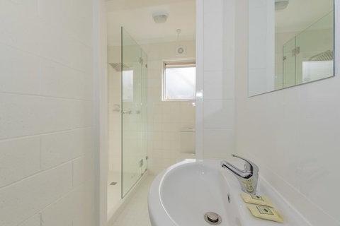 4 Bedroom House - Hobart CBD - Free Parking - Free WIFI - Tourism Caloundra 11