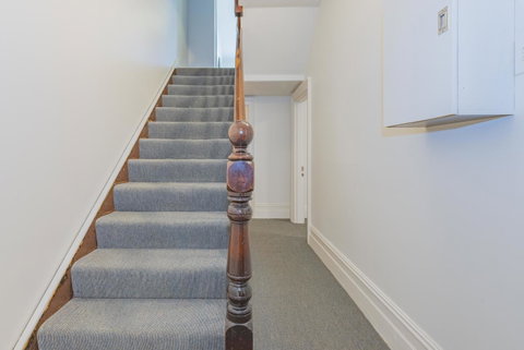 4 Bedroom House - Hobart CBD - Free Parking - Free WIFI - Tourism Caloundra 7