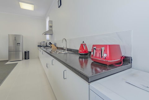 4 Bedroom House - Hobart CBD - Free Parking - Free WIFI - Tourism Caloundra 2