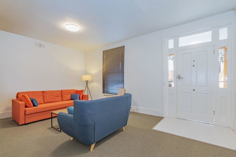 4 Bedroom House - Hobart CBD - Free Parking - Free WIFI - Tourism Caloundra 10