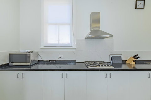 4 Bedroom House - Hobart CBD - Free Parking - Free WIFI - Tourism Caloundra 8