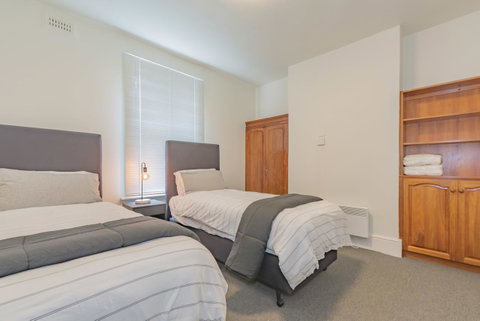 4 Bedroom House - Hobart CBD - Free Parking - Free WIFI - Tourism Caloundra 1