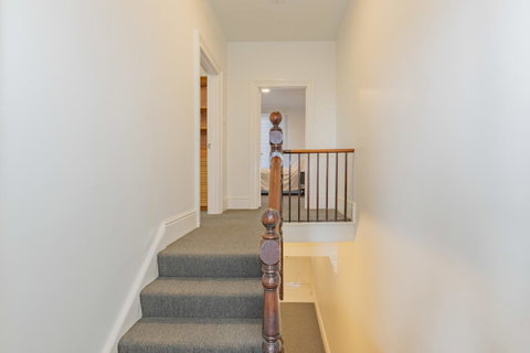 4 Bedroom House - Hobart CBD - Free Parking - Free WIFI - Tourism Caloundra 19
