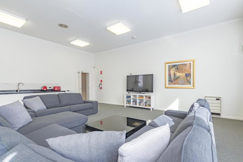 4 Bedroom House - Hobart CBD - Free Parking - Free WIFI - Tourism Caloundra 12